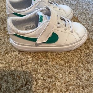 Nike Kids Sneakers in White and Green